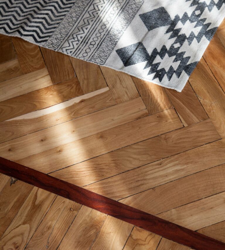 Suelos de madera noble frente a alfombras: los pros y los contras